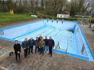 Bürgermeisterkandidat Achim Grün mit seinem Team  besucht das Mendiger Schwimmbad